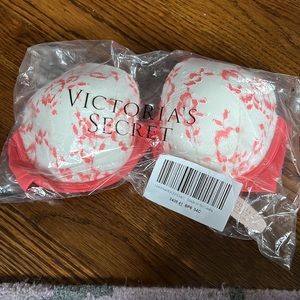 NWT. Victoria’s Secret 34C full coverage bra. Pink/white lace detail.